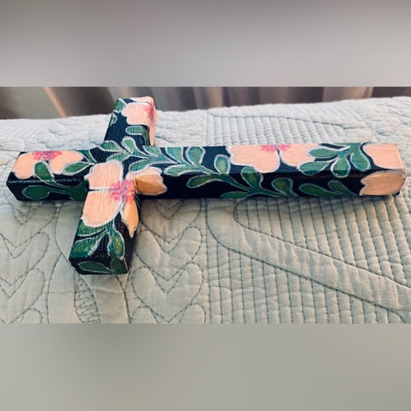 8" x 4.5" hand painted wood cross - Picture 3 of 3